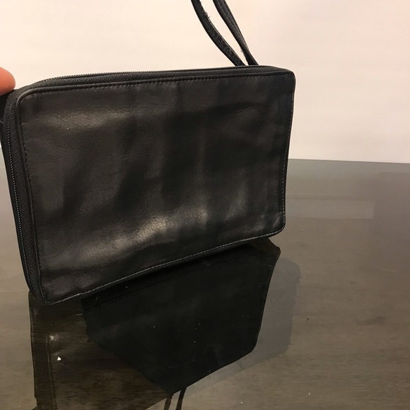 Vintage Harold’s Black Leather Wristlet - Lockable front compartment - Picture 8 of 9